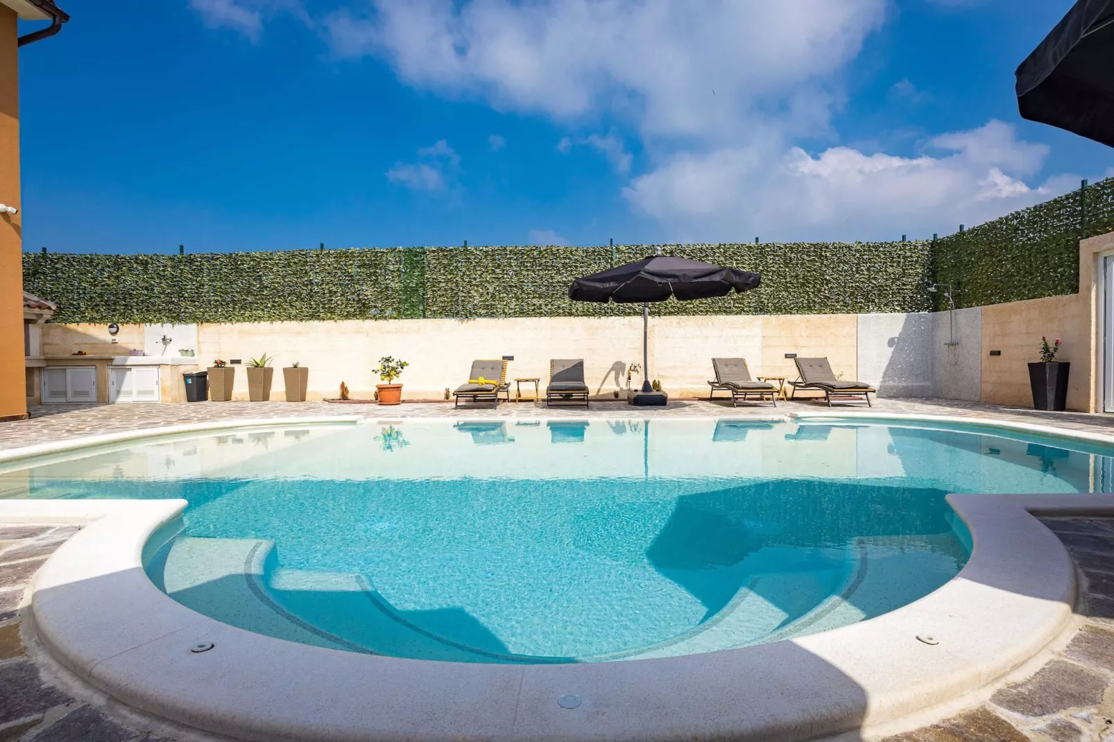Villa Nur Amela with Pool, Jacuzzi, Darts-Zwembad