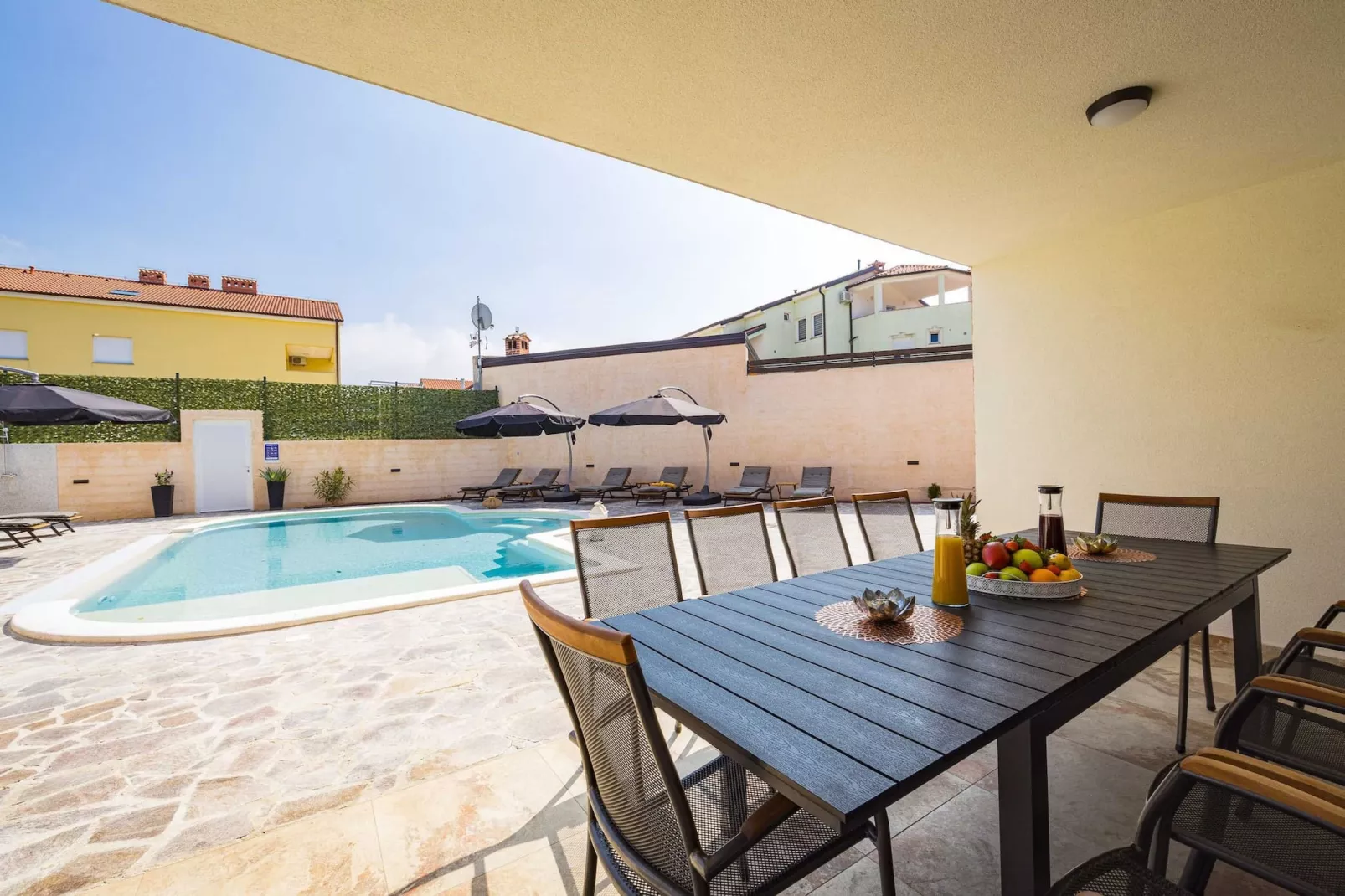 Villa Nur Amela with Pool, Jacuzzi, Darts-Zwembad