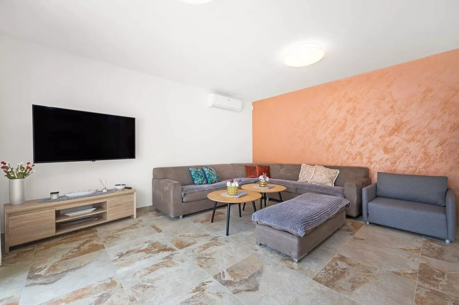 Villa Nur Amela with Pool, Jacuzzi, Darts-Woonkamer