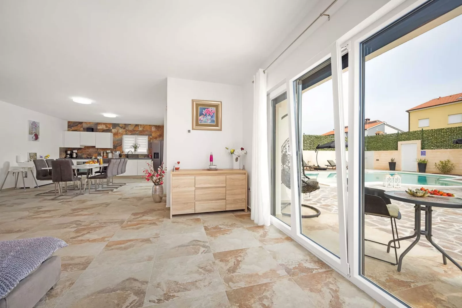 Villa Nur Amela with Pool, Jacuzzi, Darts-Woonkamer