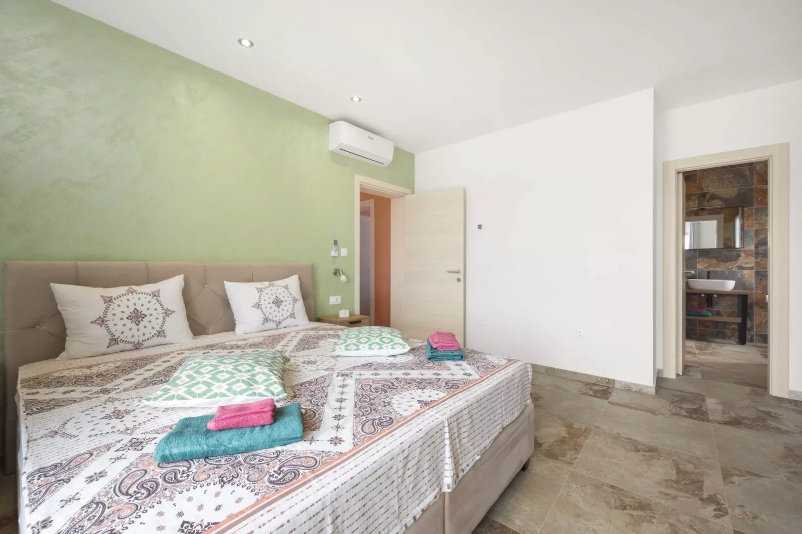 Villa Nur Amela with Pool, Jacuzzi, Darts-Slaapkamer