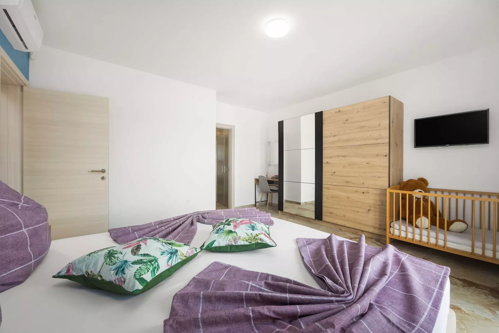 Villa Nur Amela with Pool, Jacuzzi, Darts-Slaapkamer