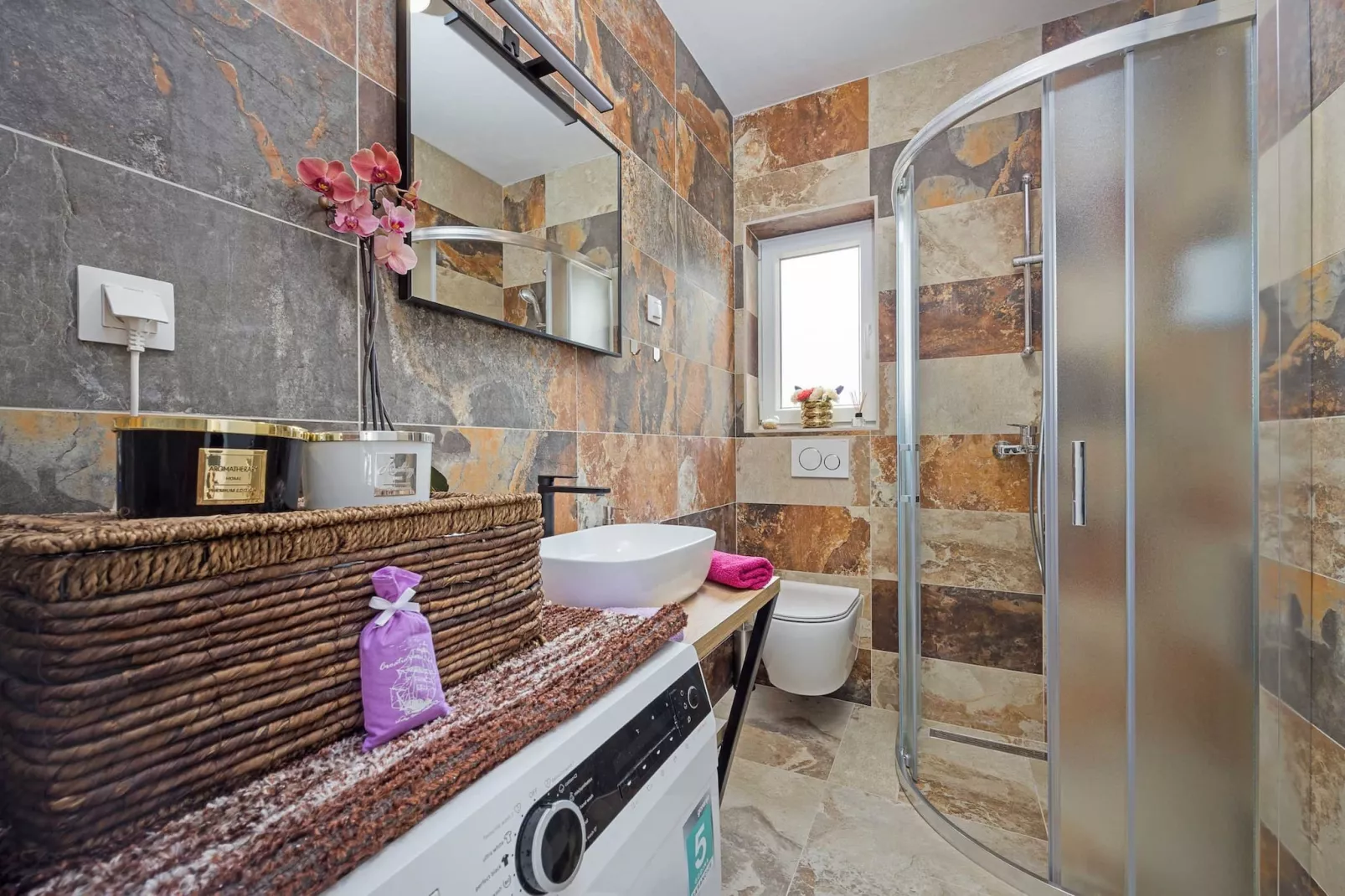 Villa Nur Amela with Pool, Jacuzzi, Darts-Badkamer