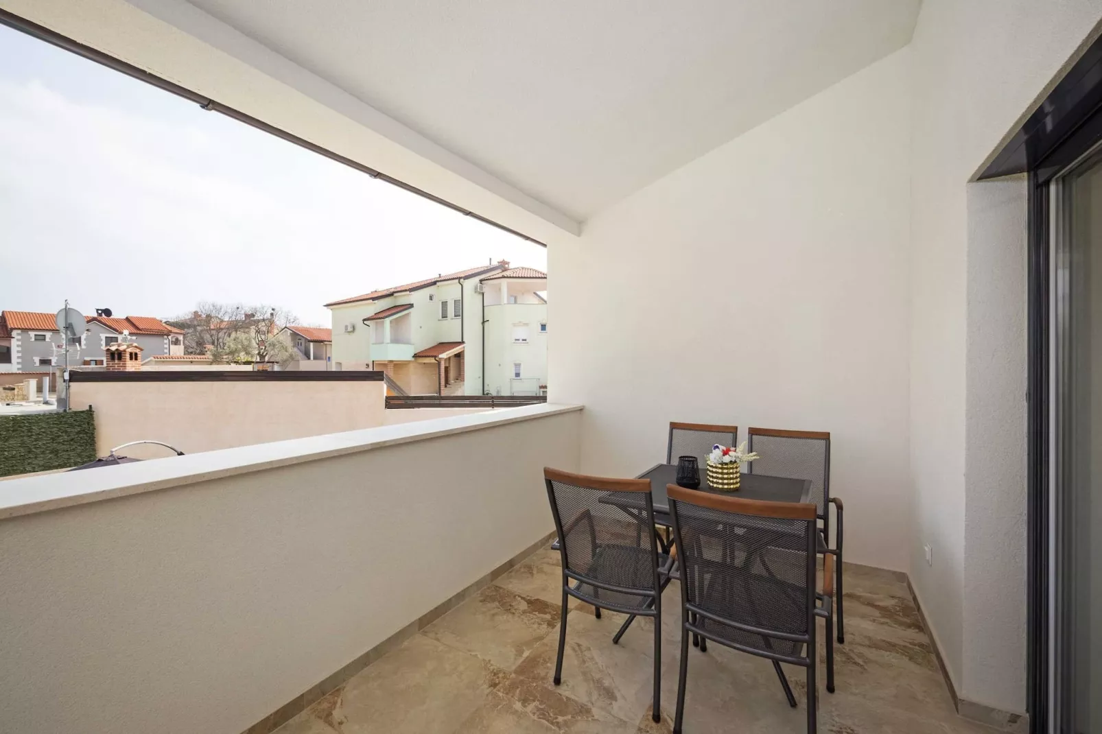 Villa Nur Amela with Pool, Jacuzzi, Darts-Terrasbalkon