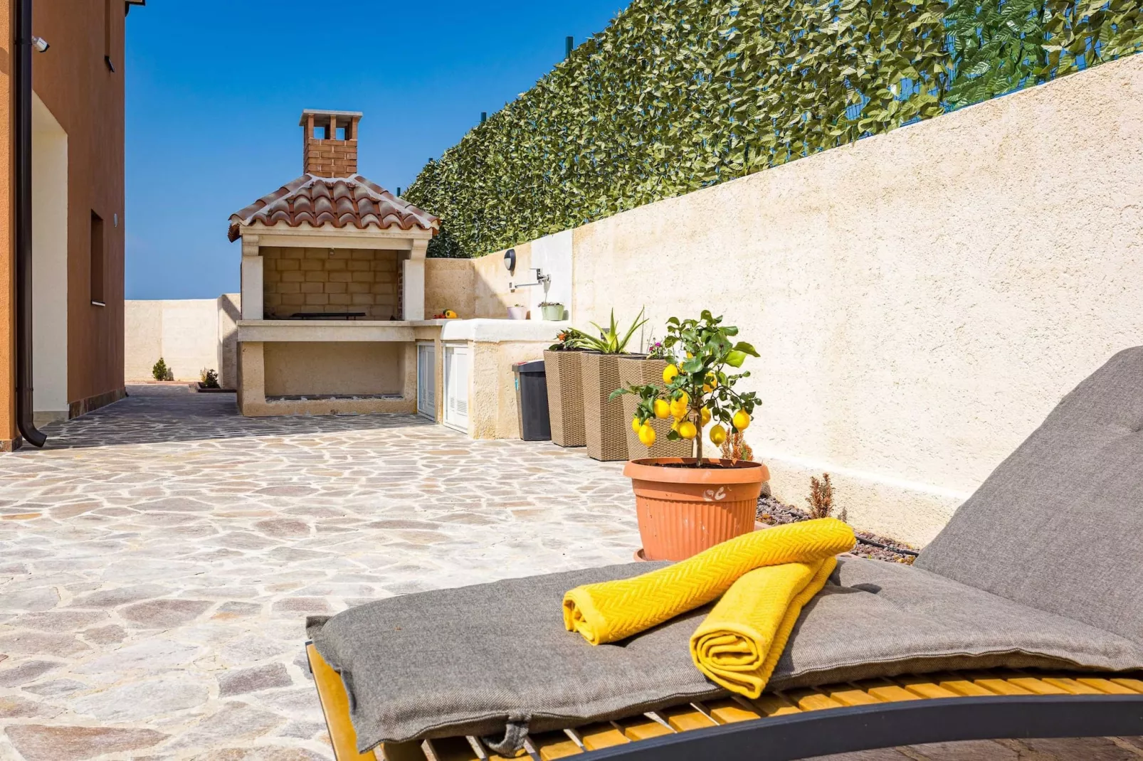 Villa Nur Amela with Pool, Jacuzzi, Darts-Tuinen zomer
