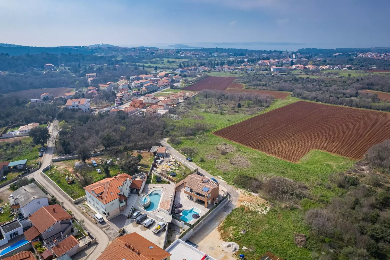 Villa Nur Amela with Pool, Jacuzzi, Darts-Buitenlucht