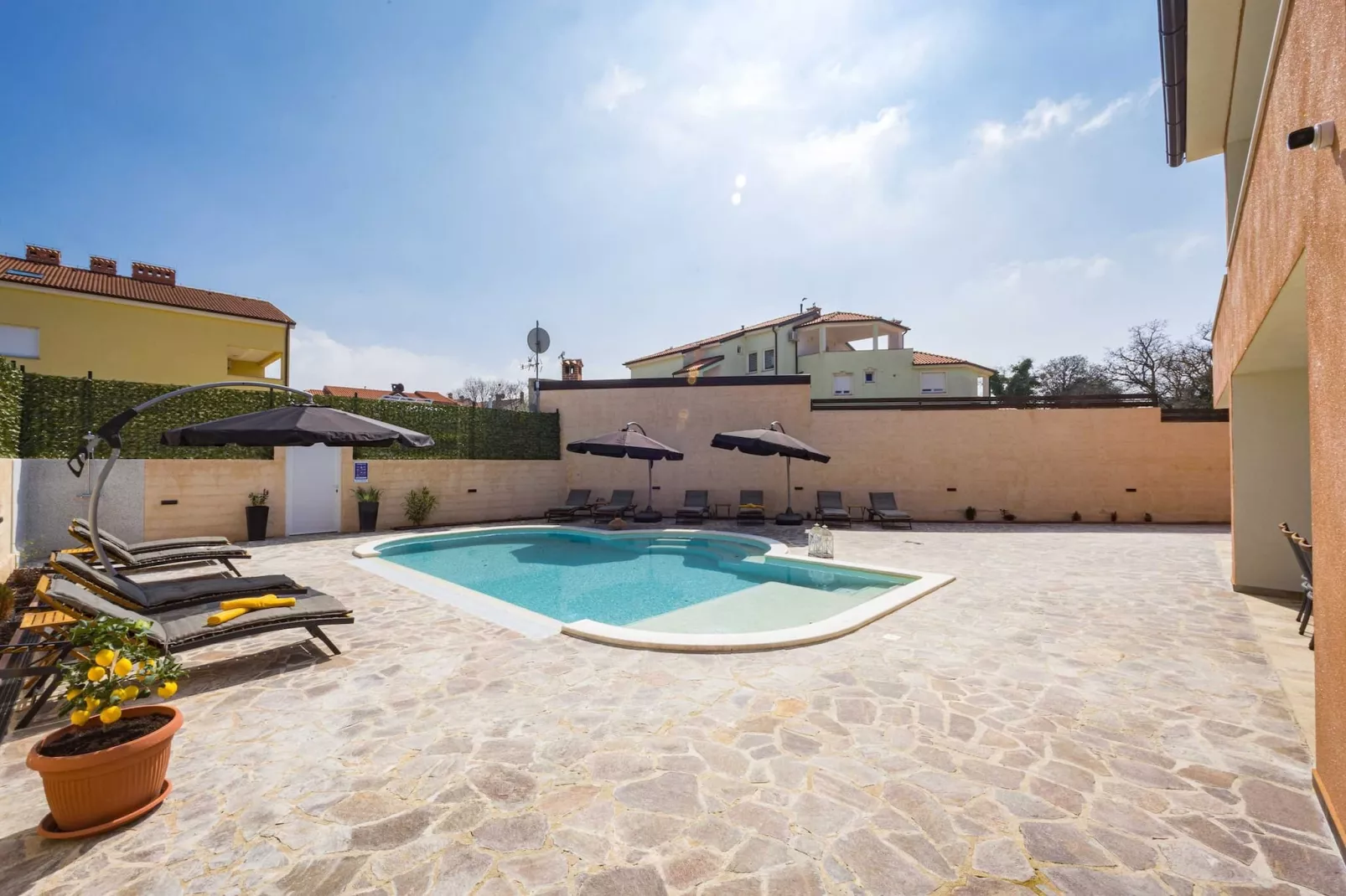 Villa Nur Amela with Pool, Jacuzzi, Darts-Buitenlucht