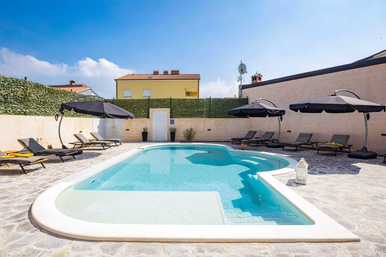 Villa Nur Amela with Pool, Jacuzzi, Darts-Buitenlucht