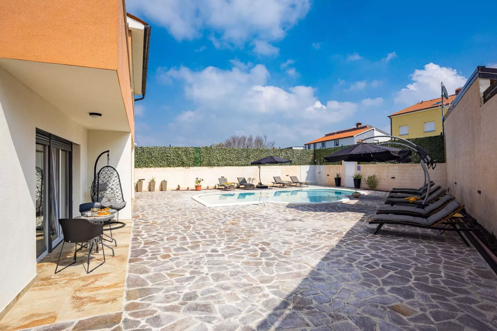 Villa Nur Amela with Pool, Jacuzzi, Darts-Buitenlucht