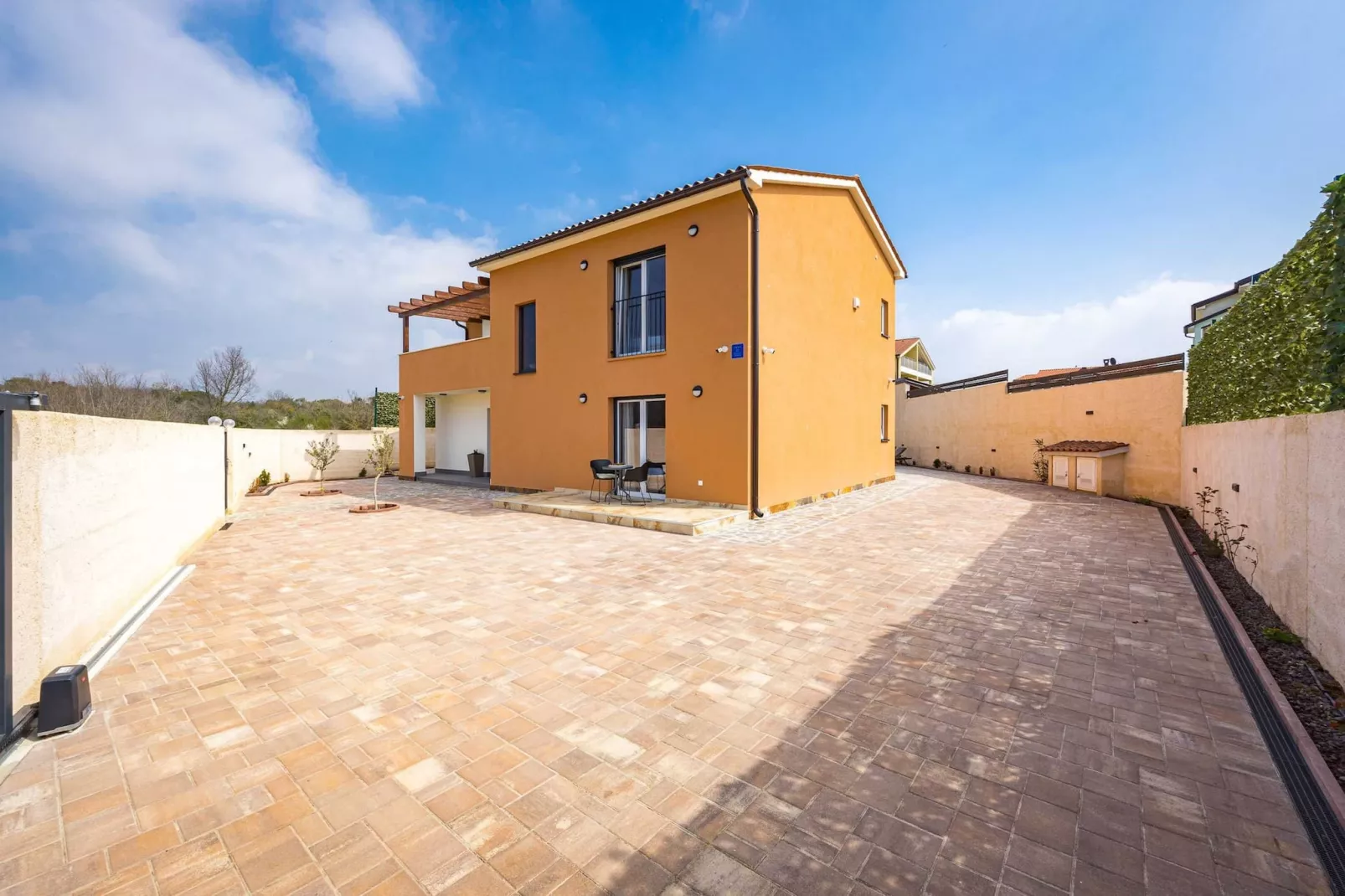 Villa Nur Amela with Pool, Jacuzzi, Darts-Buitenlucht