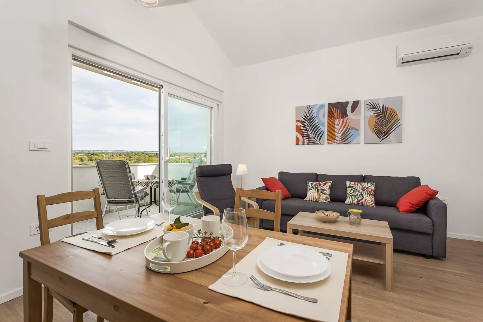 Lana Luxe - One Bedroom Apartment with Balcony-Woonkamer