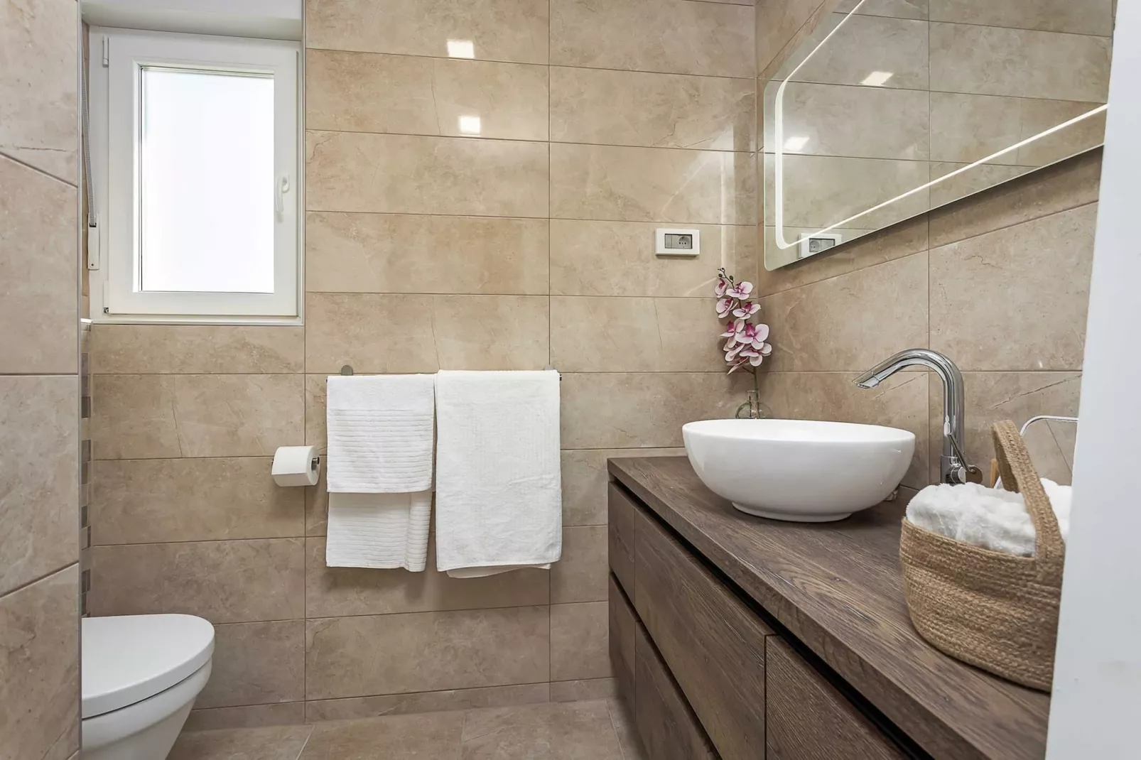 Lana Luxe - One Bedroom Apartment with Balcony-Badkamer