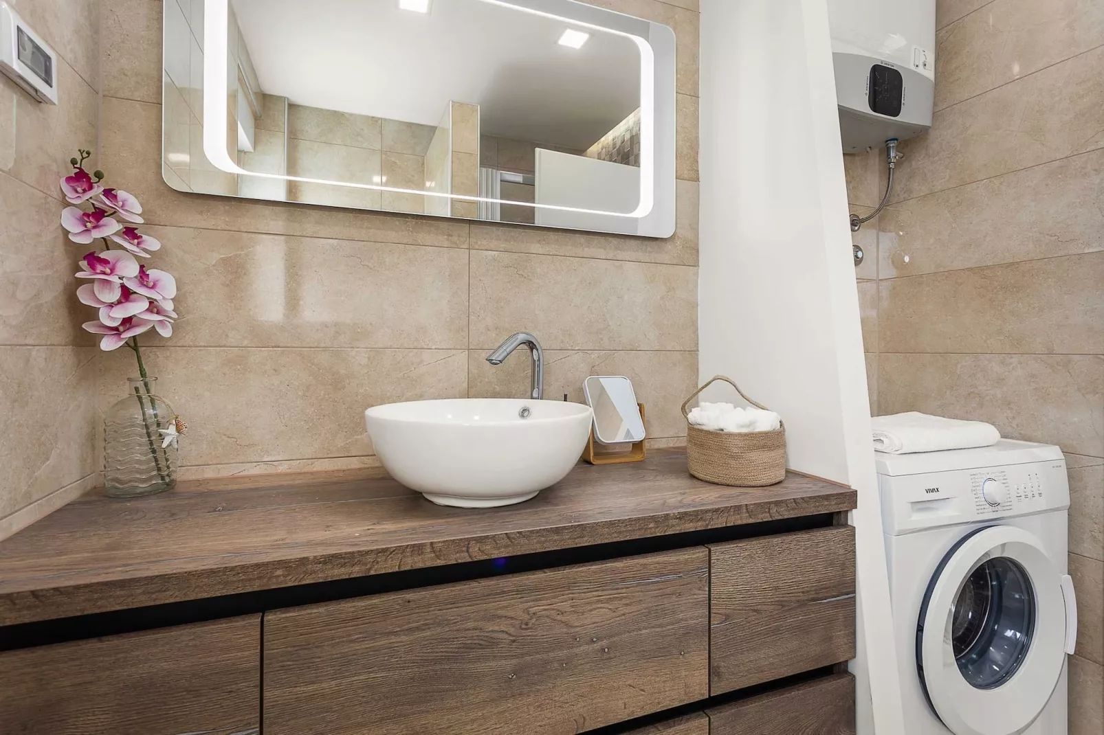 Lana Luxe - One Bedroom Apartment with Balcony-Badkamer
