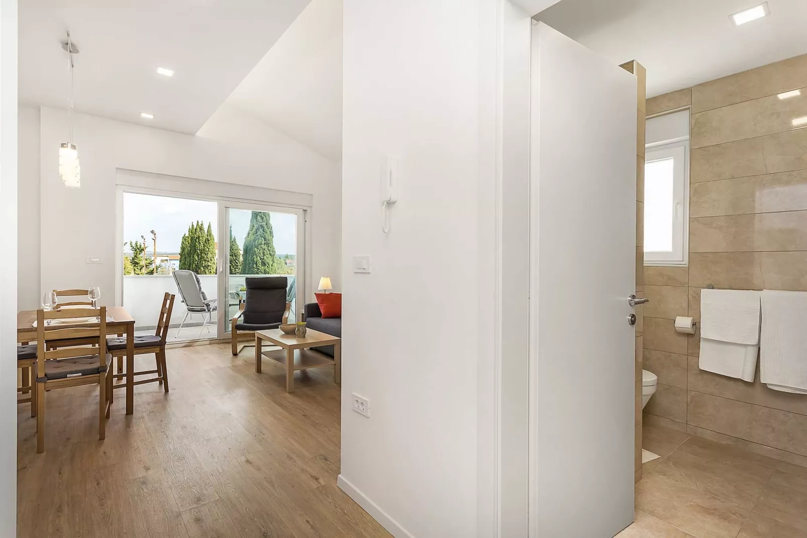 Lana Luxe - One Bedroom Apartment with Balcony-Badkamer
