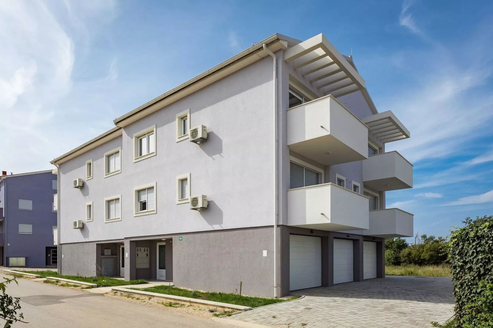 Lana Luxe - One Bedroom Apartment with Balcony-Buitenlucht