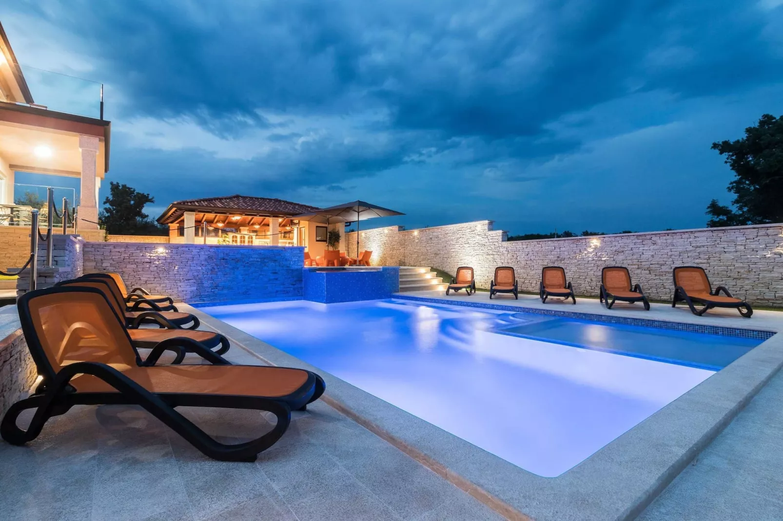 IstraKamen 16+2- Pool, Jacuzzi, Sports-Zwembad