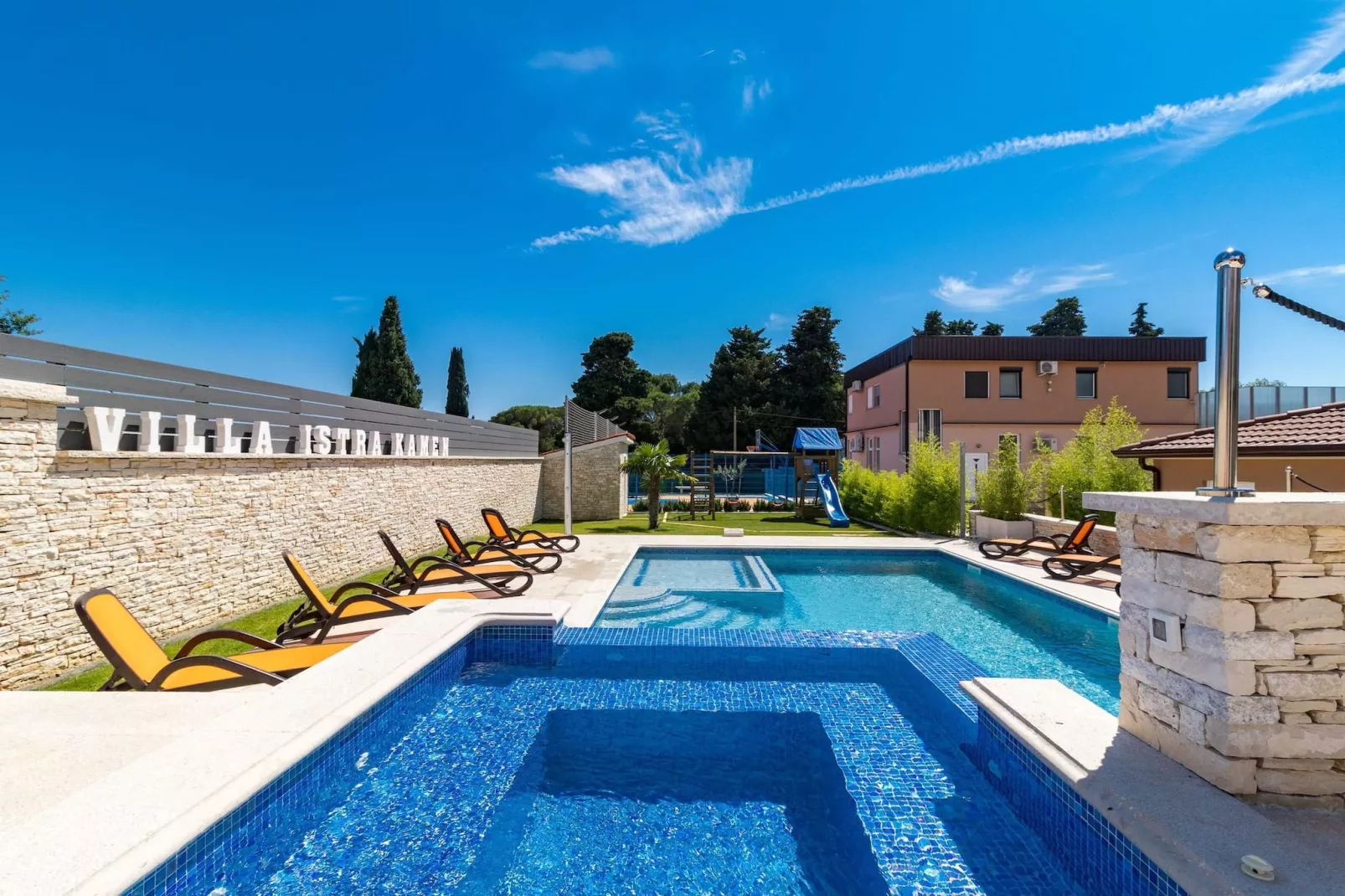 IstraKamen 16+2- Pool, Jacuzzi, Sports-Zwembad