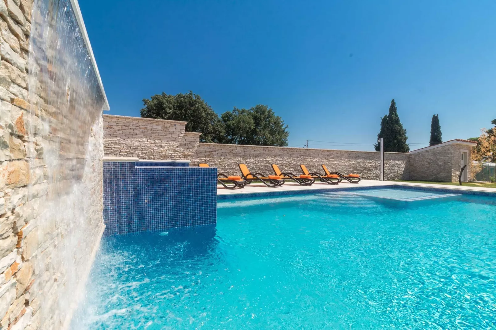 IstraKamen 16+2- Pool, Jacuzzi, Sports-Zwembad