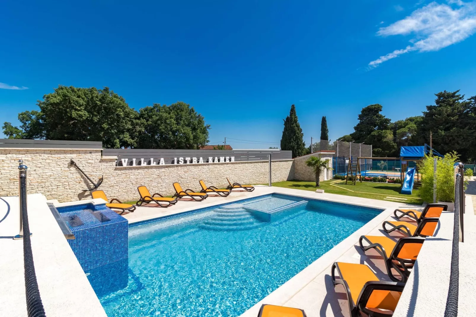 IstraKamen 16+2- Pool, Jacuzzi, Sports-Zwembad