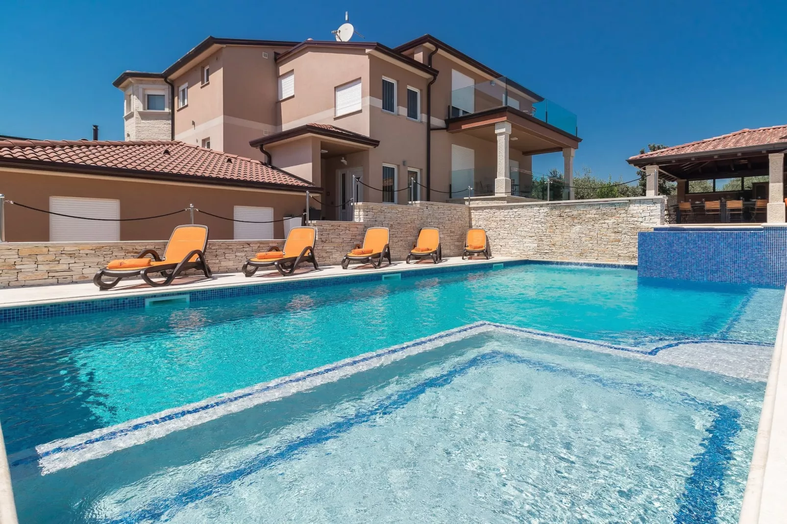 IstraKamen 16+2- Pool, Jacuzzi, Sports-Zwembad