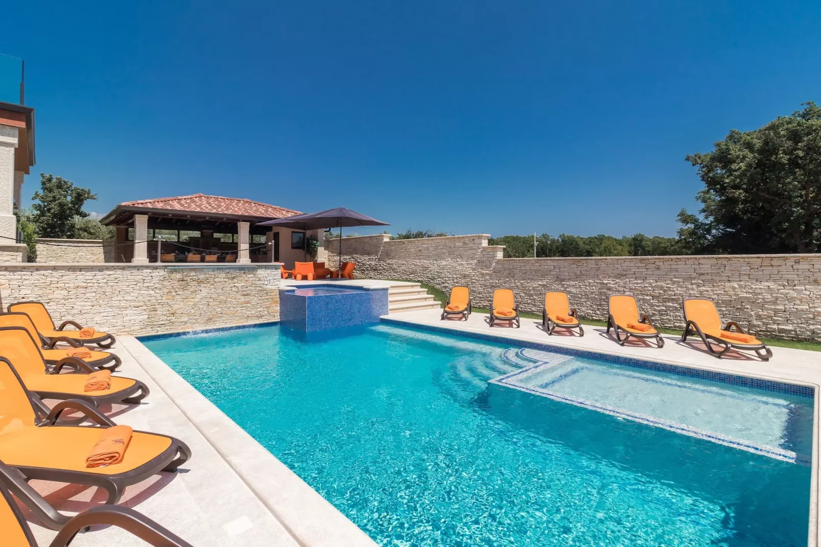 IstraKamen 16+2- Pool, Jacuzzi, Sports-Zwembad