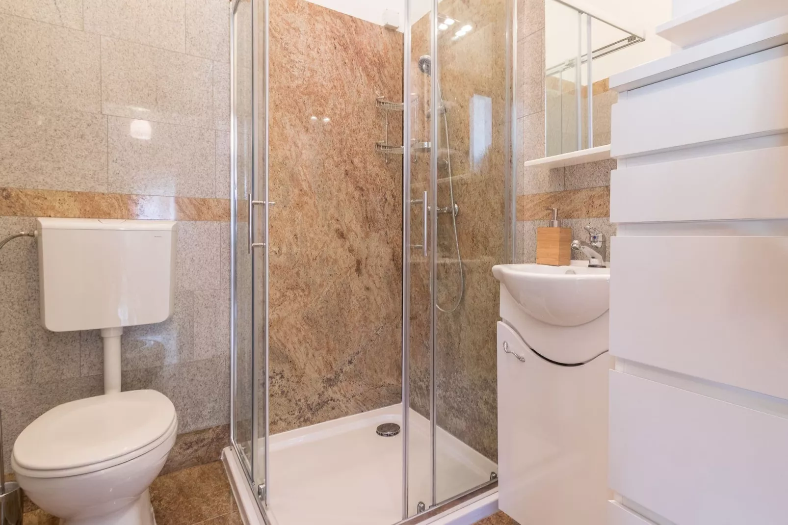 IstraKamen 16+2- Pool, Jacuzzi, Sports-Badkamer