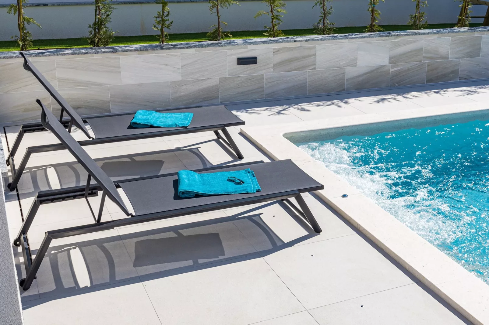 Villa Polaris - Luxurious Vacation Oasis-Zwembad