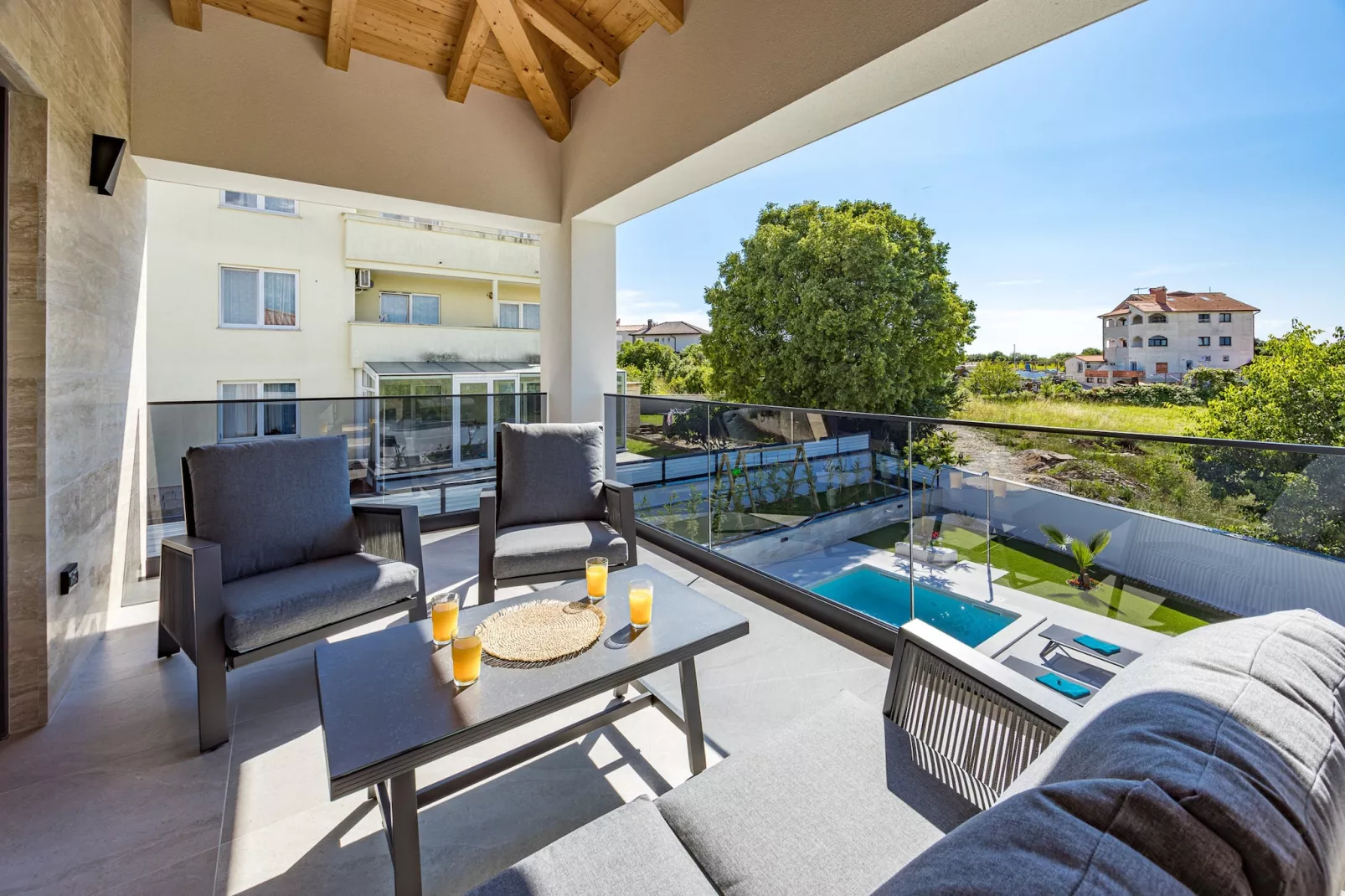 Villa Polaris - Luxurious Vacation Oasis-Terrasbalkon