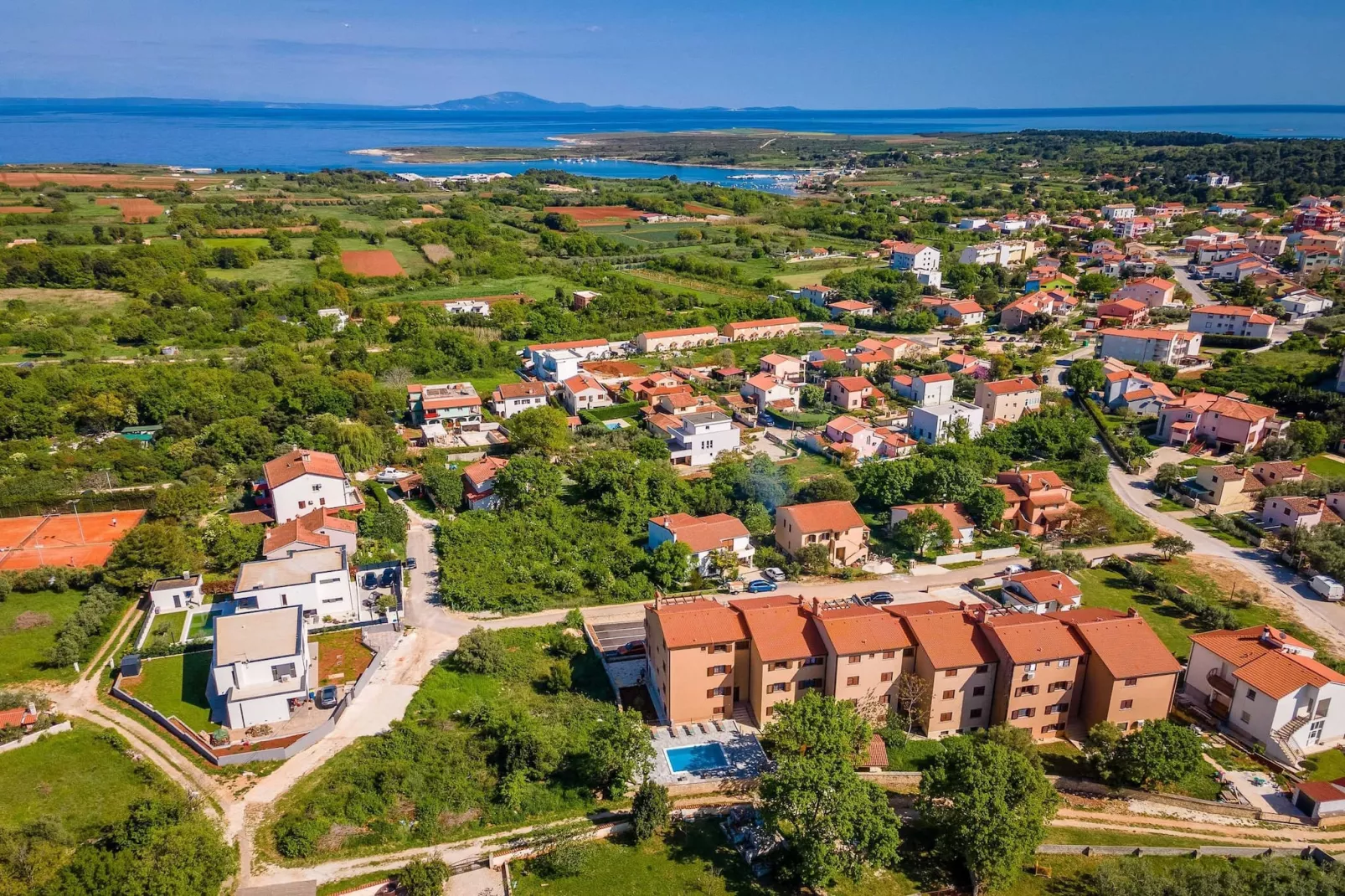 Cesare 1 - Modern Apartment with Shared Pool-Buitenlucht