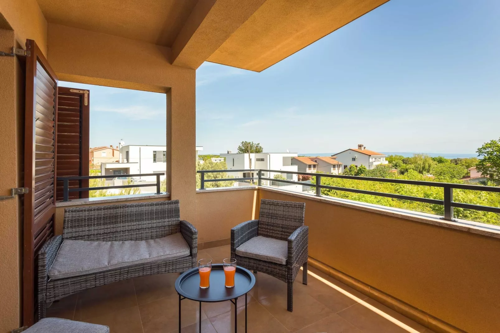 Cesare 3 - Modern Apartment with Shared Pool-Terrasbalkon