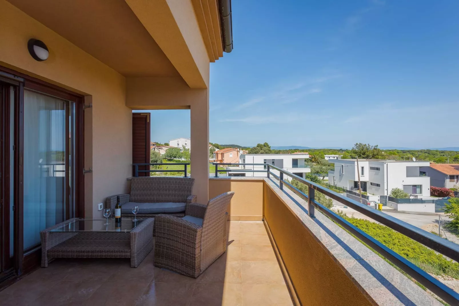 Cesare 5-Modern Apartment with Shared Pool-Terrasbalkon