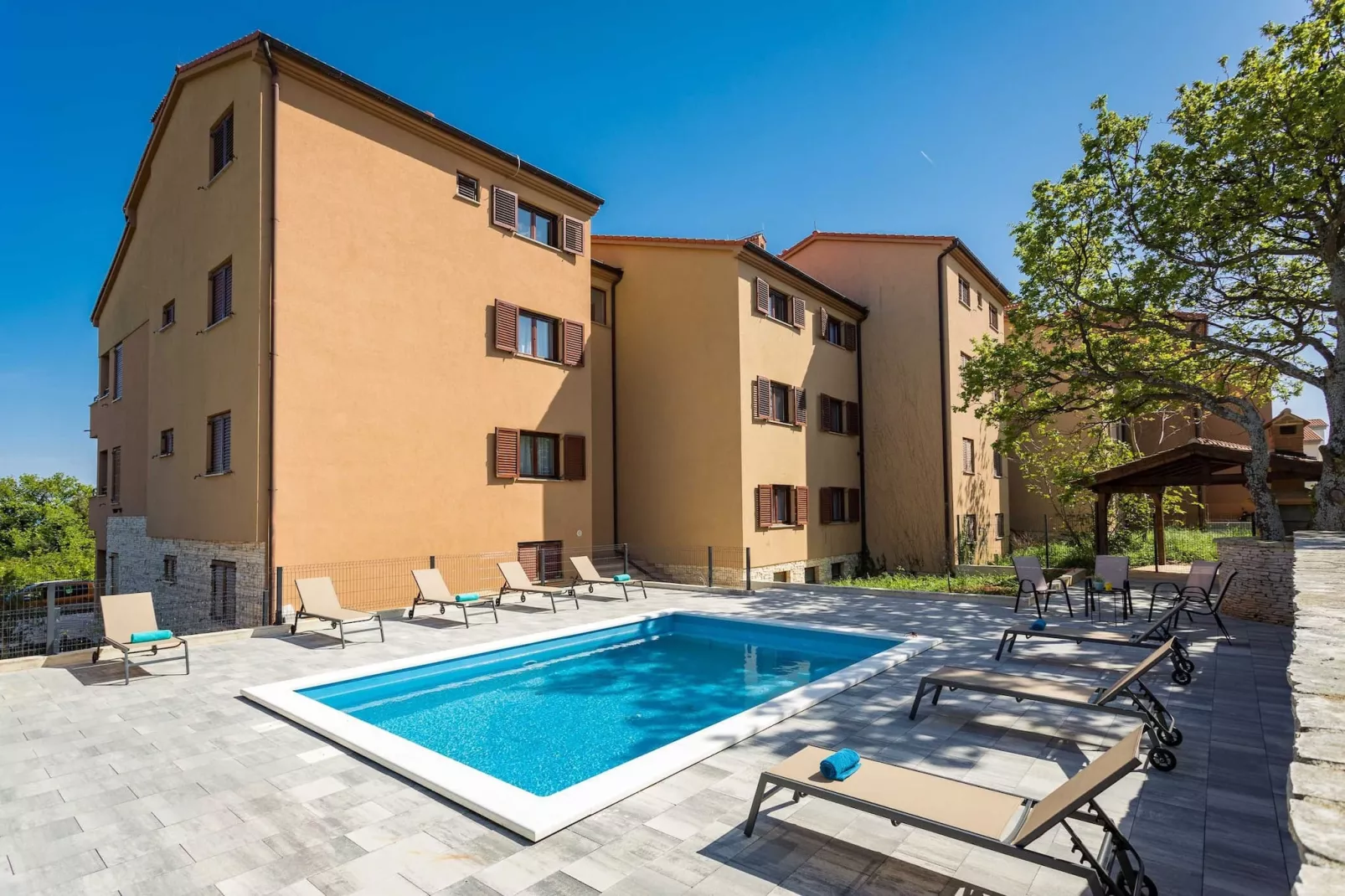 Cesare 5-Modern Apartment with Shared Pool-Buitenkant zomer