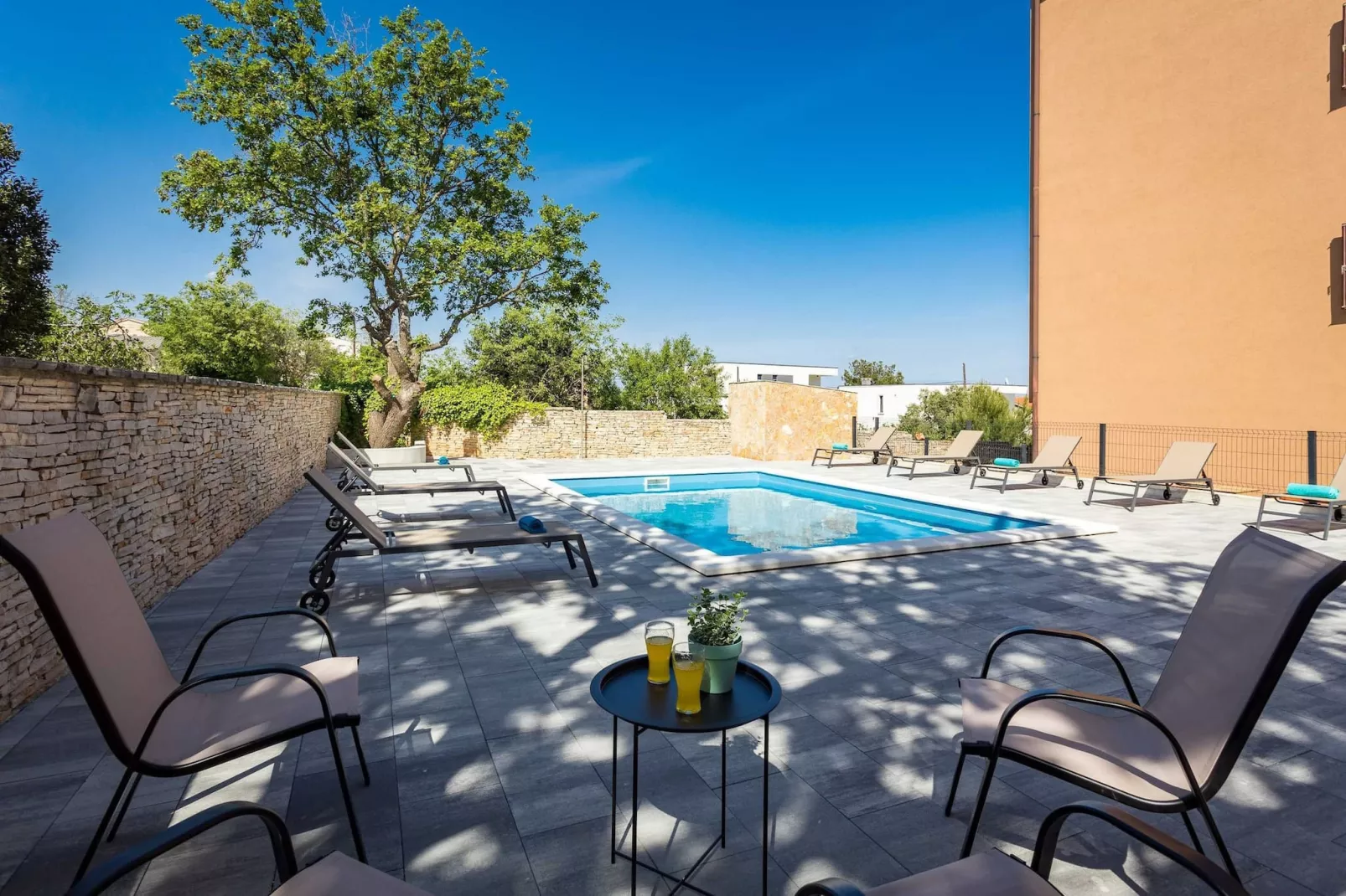 Cesare 5-Modern Apartment with Shared Pool-Zwembad