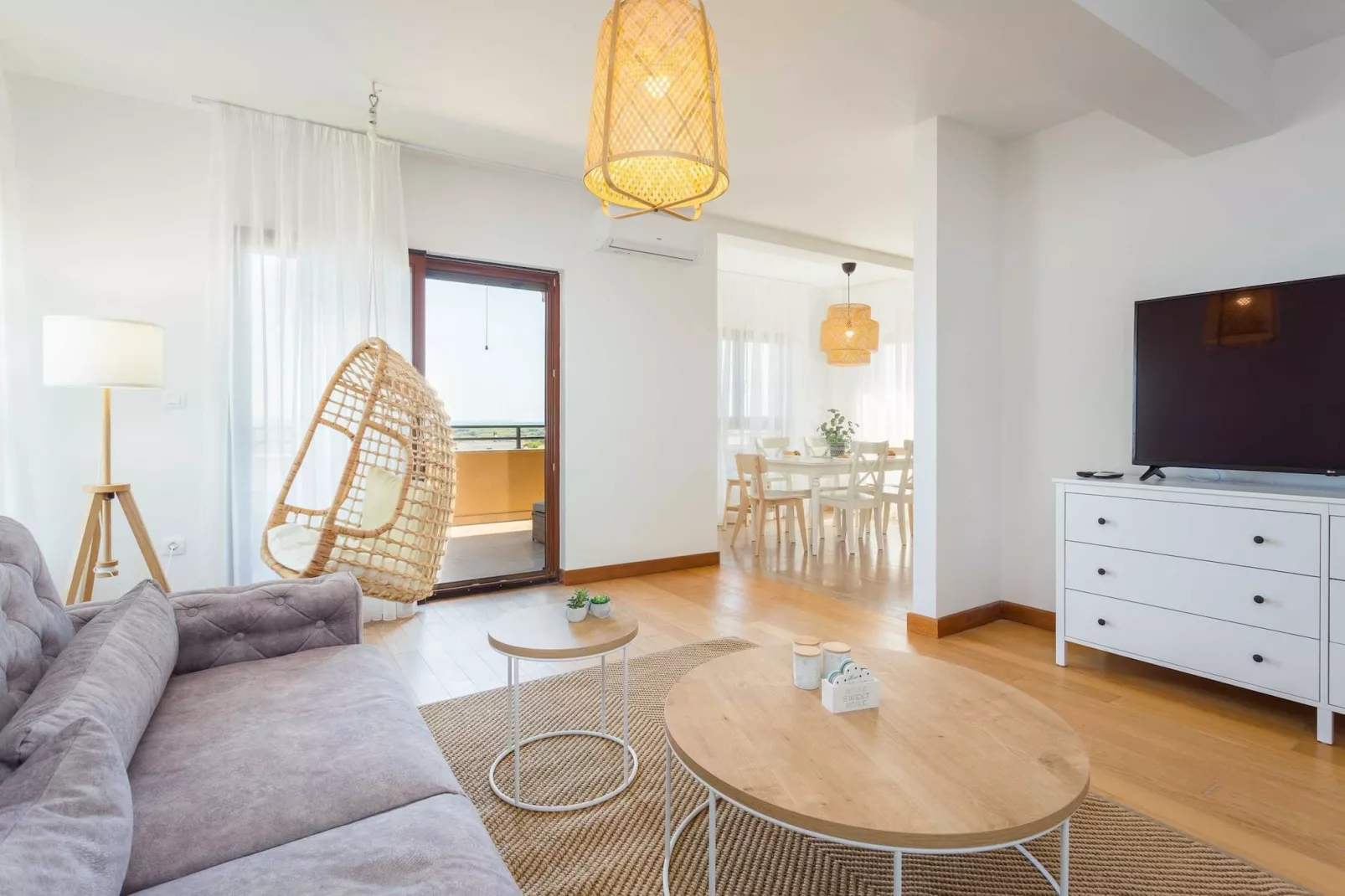 Cesare 5-Modern Apartment with Shared Pool-Woonkamer