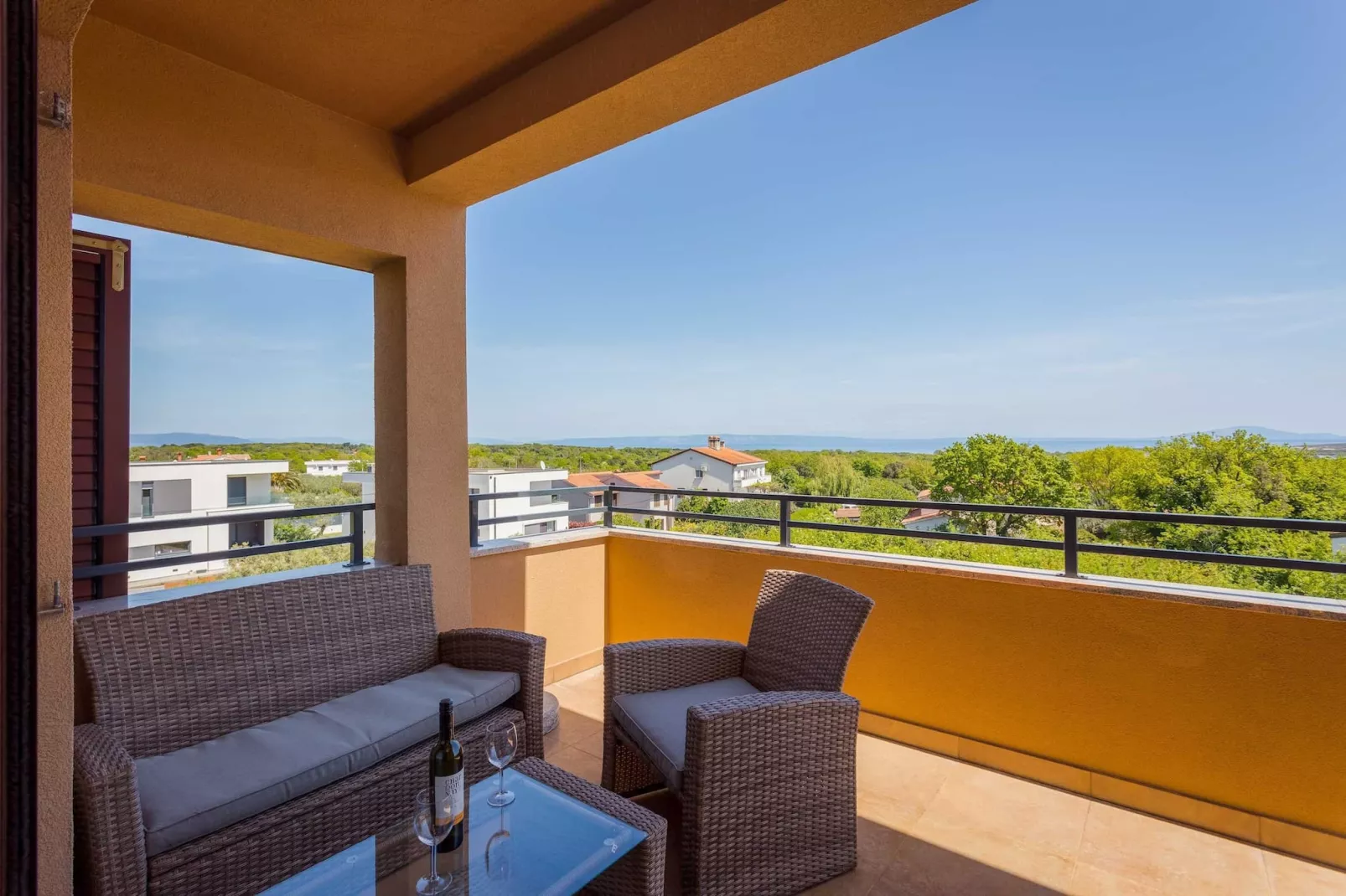 Cesare 5-Modern Apartment with Shared Pool-Terrasbalkon