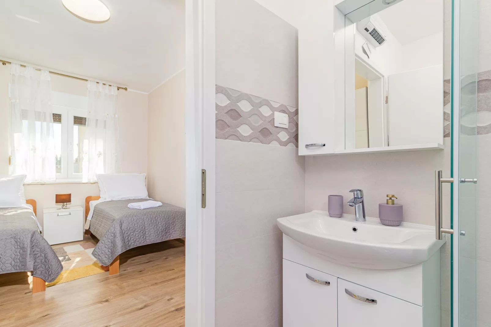 Modern, Elegant Apartment Anna (Rosemary)-Badkamer