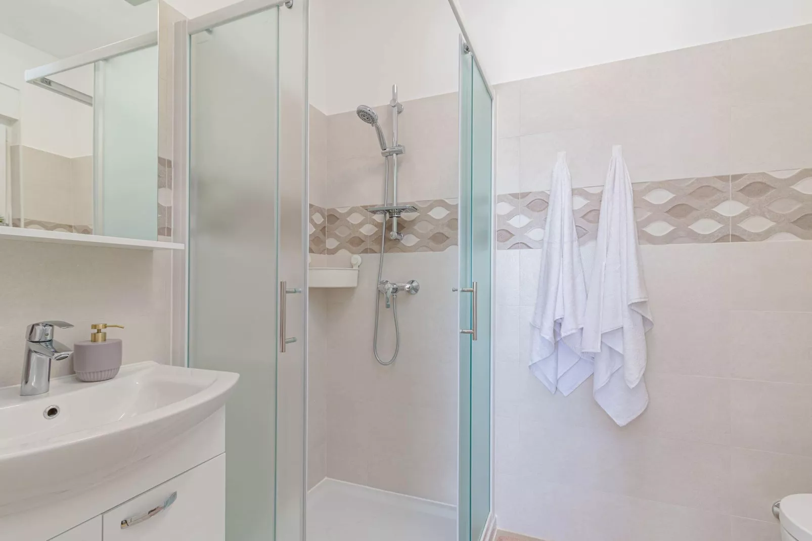 Modern, Elegant Apartment Anna (Rosemary)-Badkamer