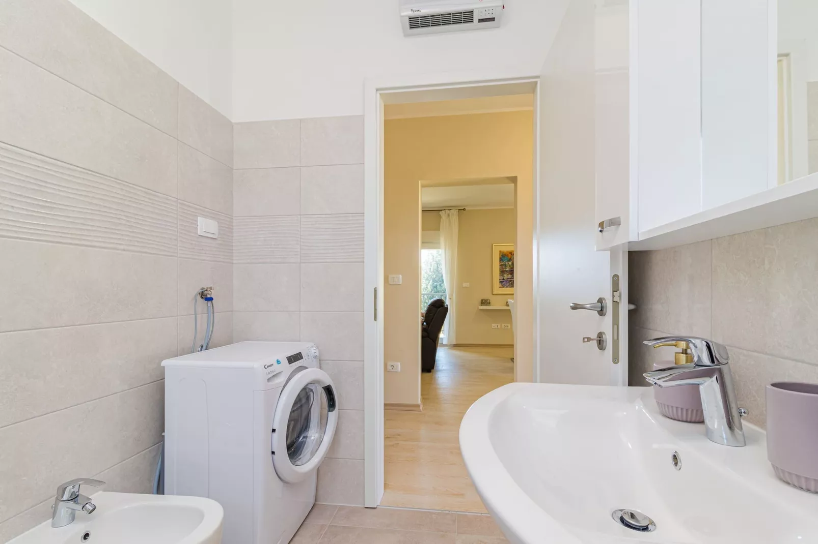 Modern, Elegant Apartment Anna (Rosemary)-Badkamer