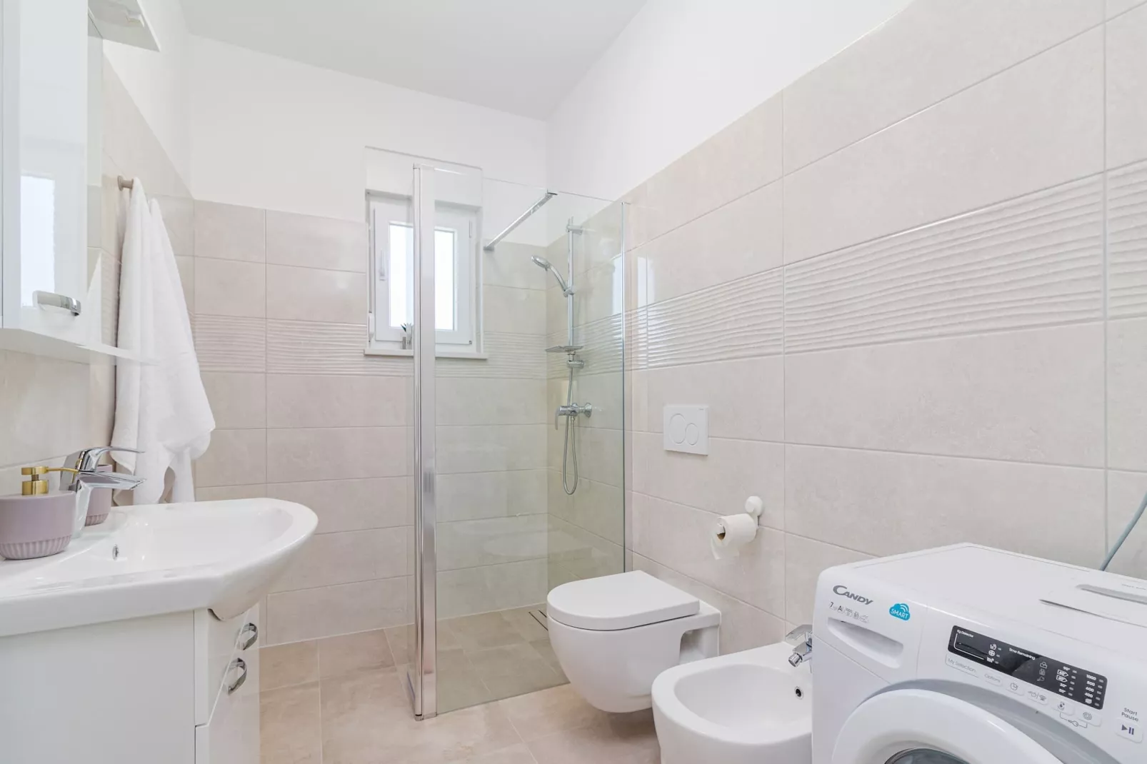 Modern, Elegant Apartment Anna (Rosemary)-Badkamer