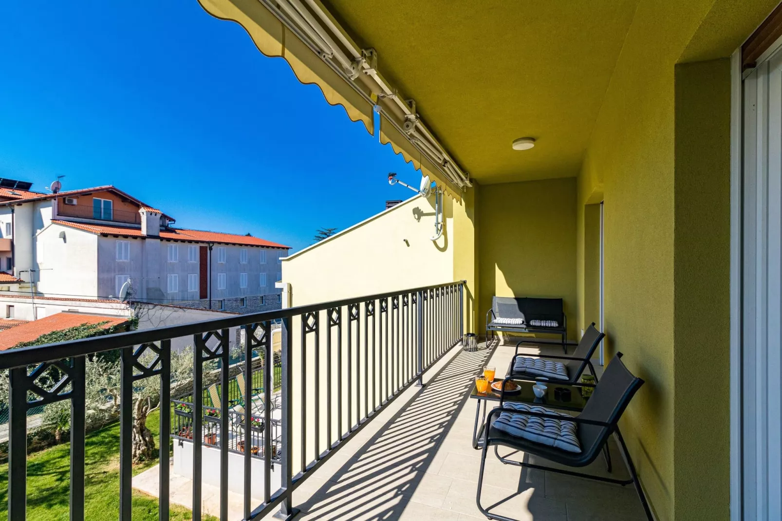 Modern, Elegant Apartment Anna (Rosemary)-Terrasbalkon