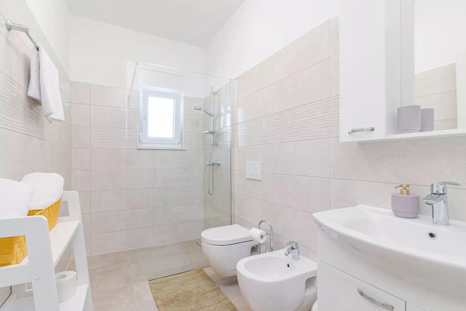 Salvia - Modern, Elegant Apartment (Rosemary)-Badkamer