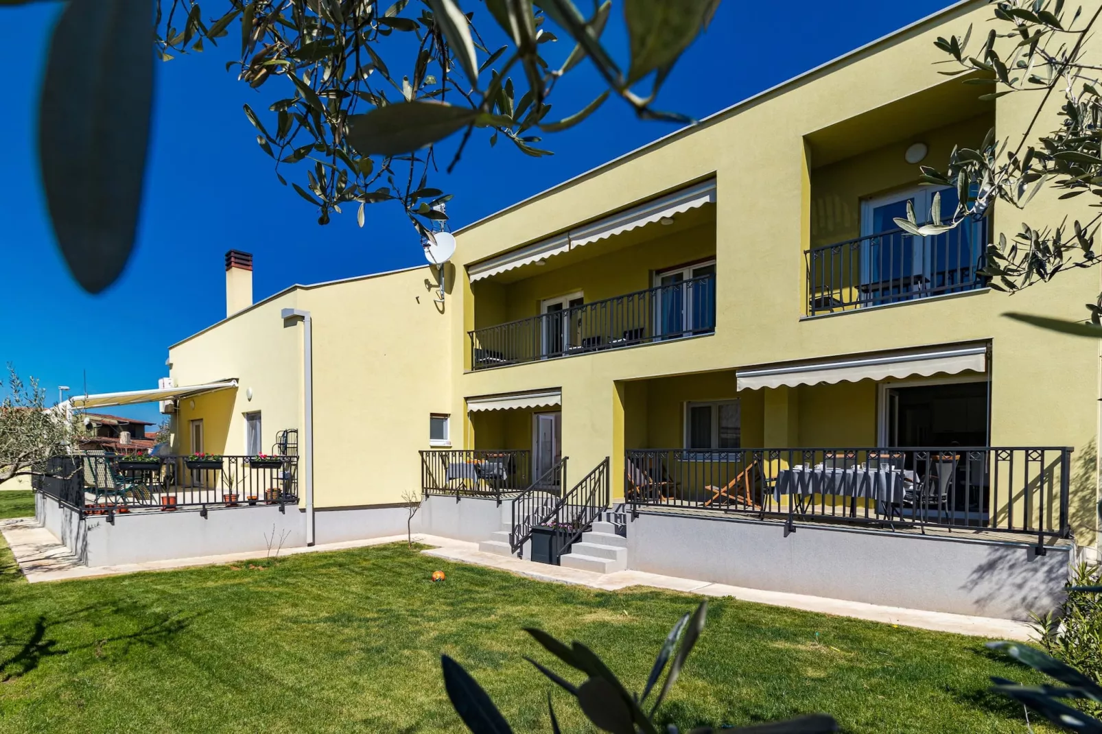 Salvia - Modern, Elegant Apartment (Rosemary)-Buitenlucht