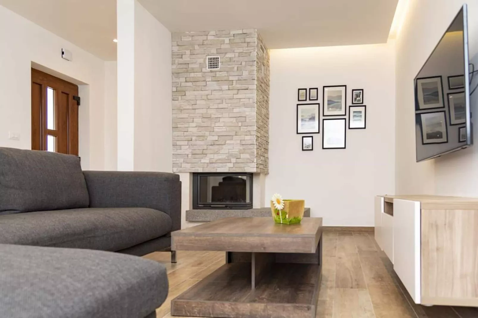 Apartment B - Flower Garden by M&A-Woonkamer