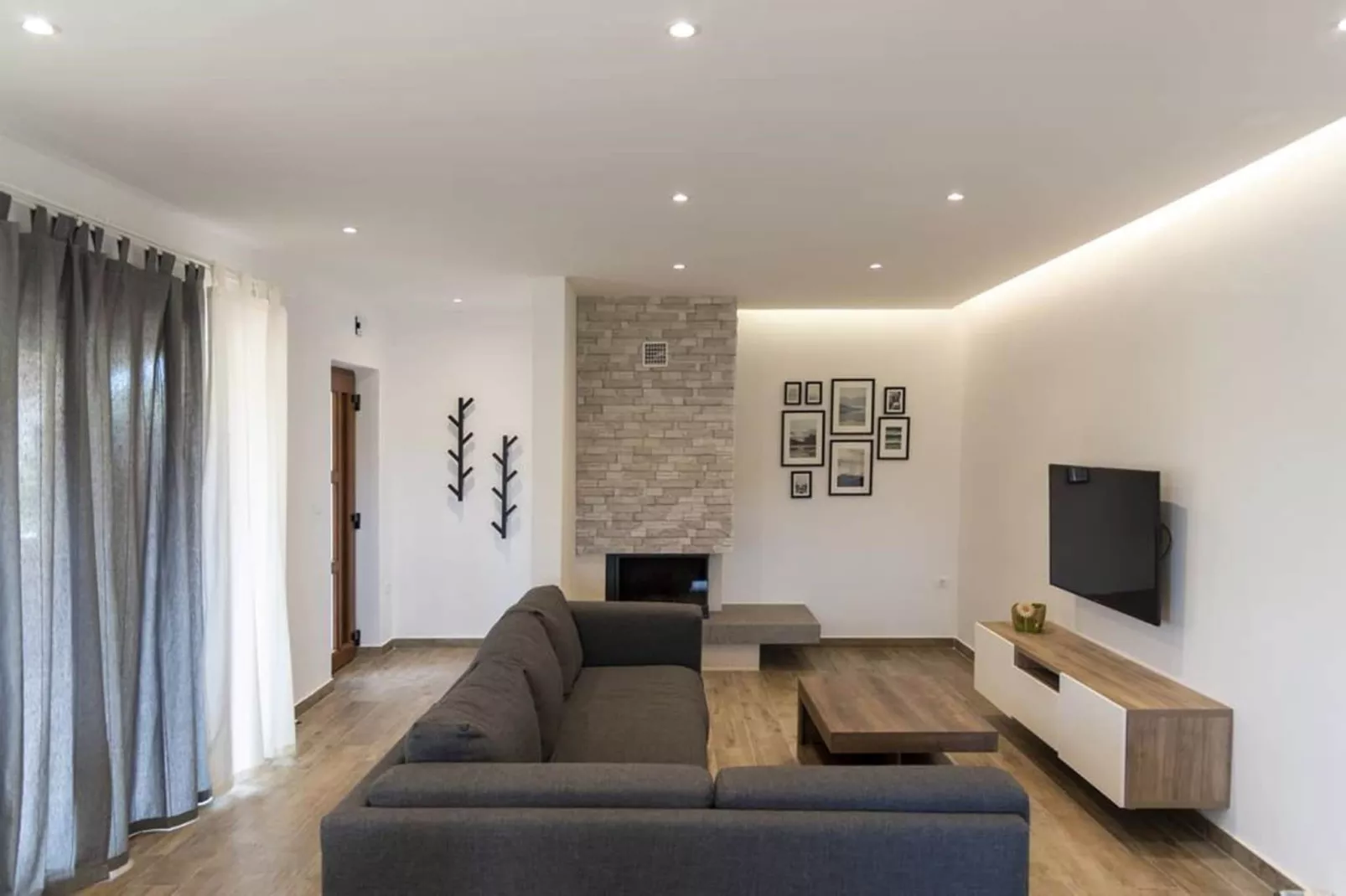Apartment B - Flower Garden by M&A-Woonkamer