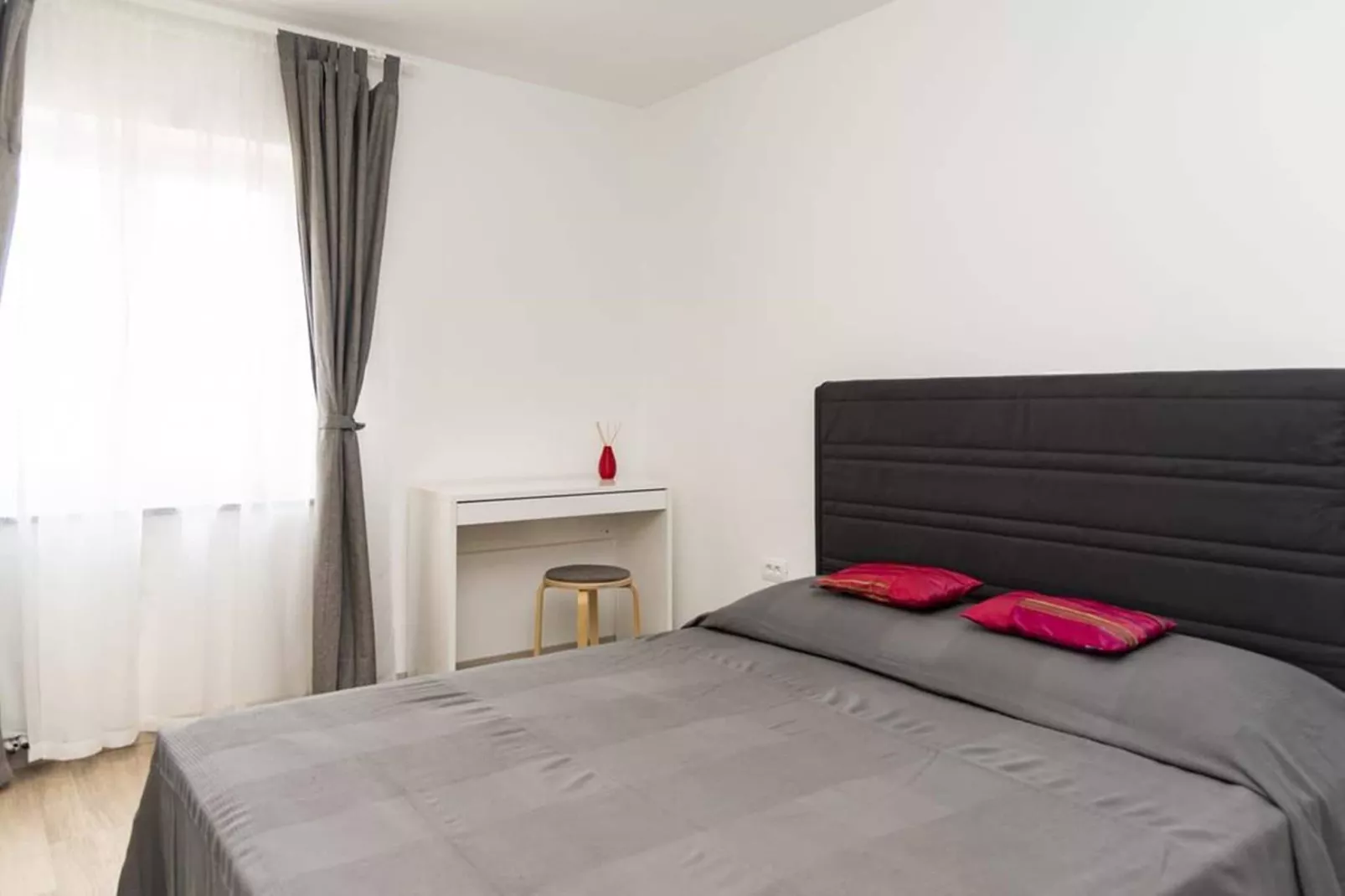 Apartment B - Flower Garden by M&A-Slaapkamer