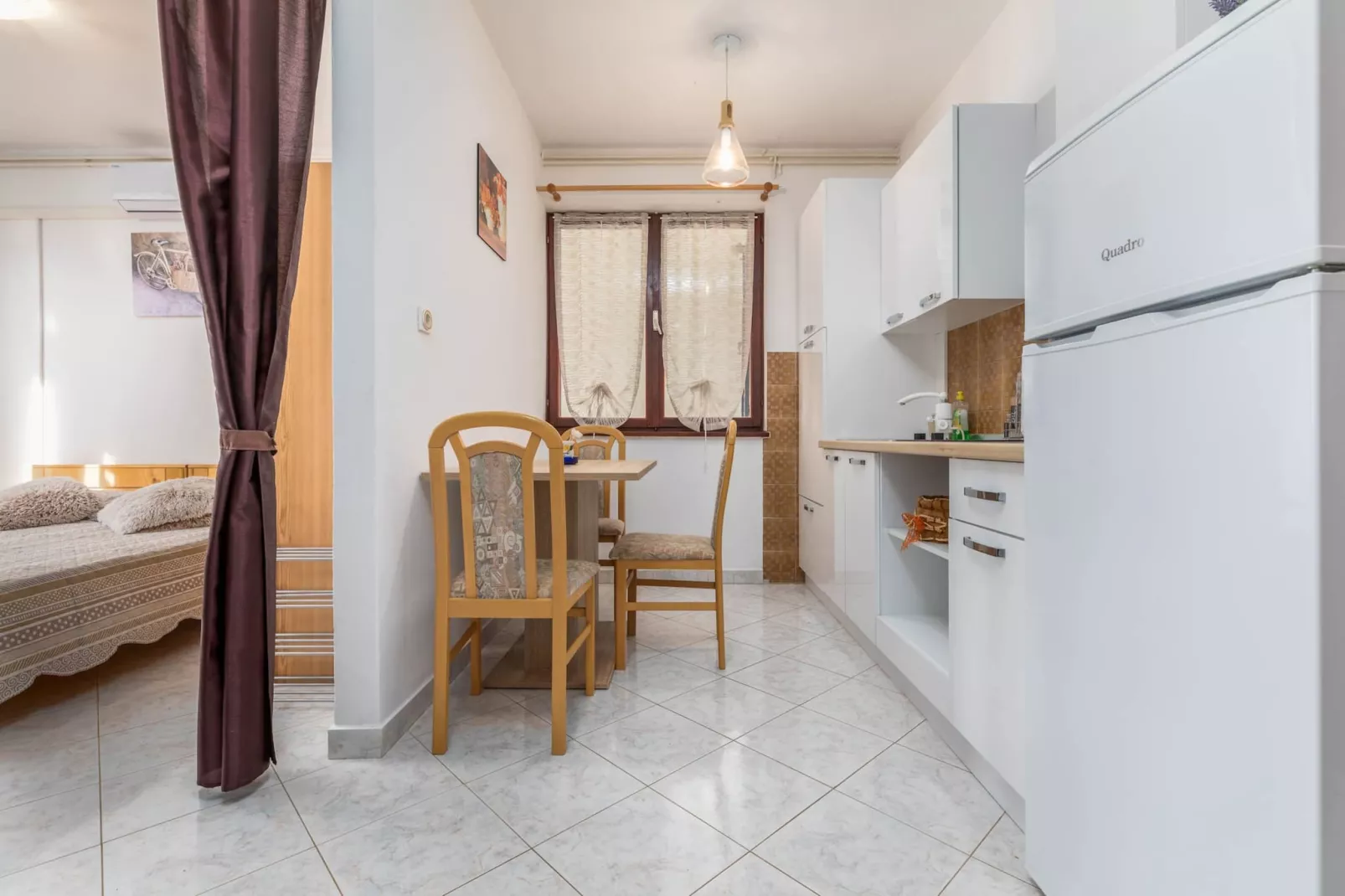Kajfes A4 - One Bedroom Apartment with Terrace-Eetkamer