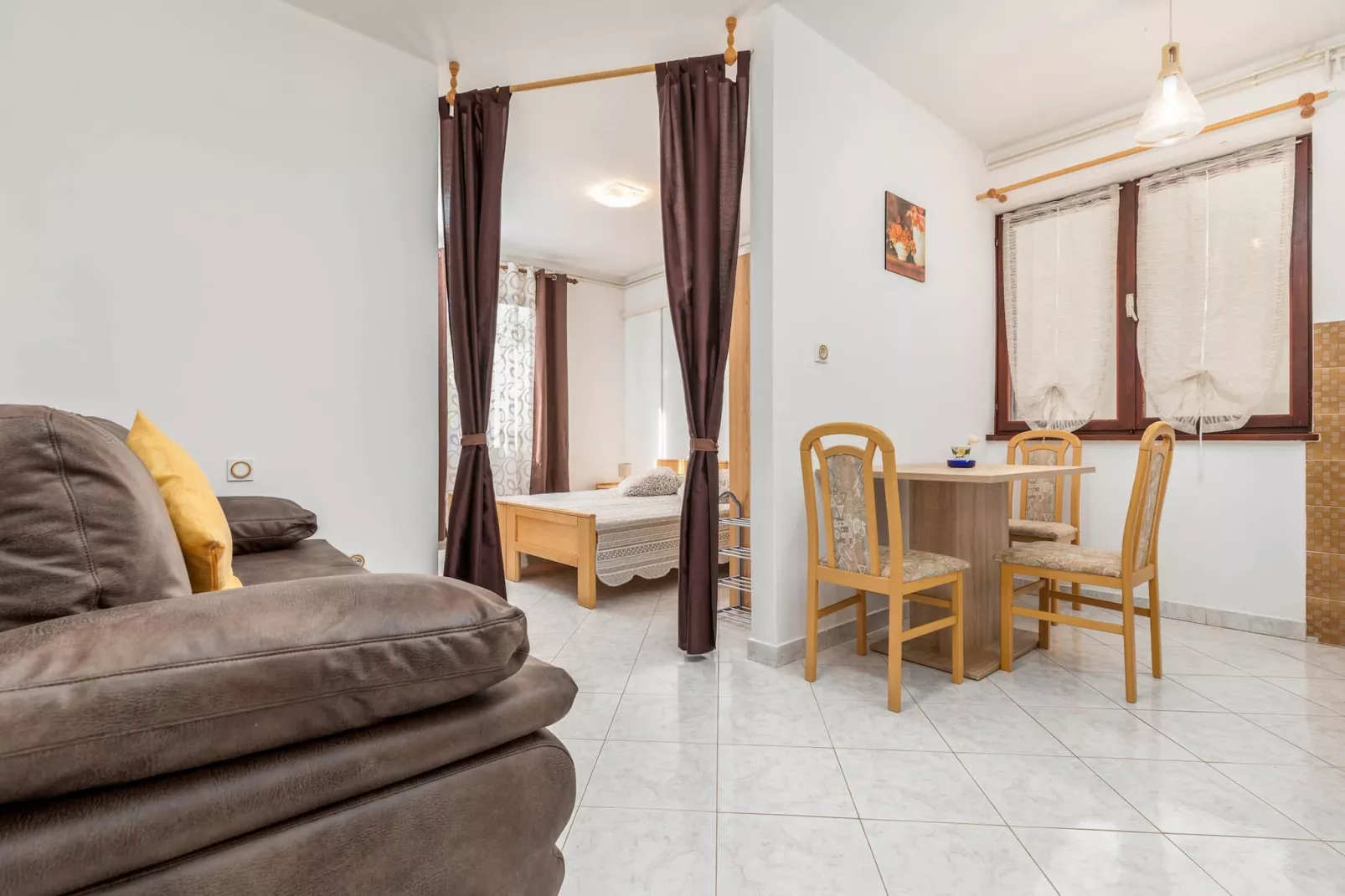 Kajfes A4 - One Bedroom Apartment with Terrace-Eetkamer
