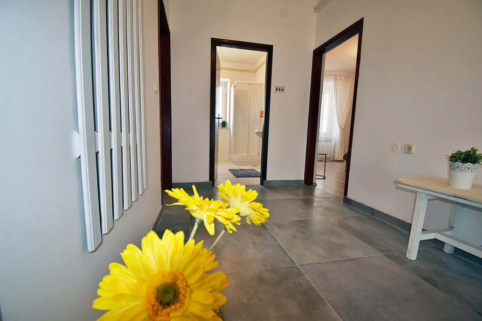 Flower Garden by M&A - Lovely Apartment (A)-Overloop