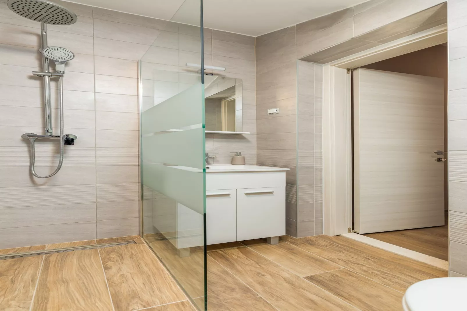 Marceta Apartment 3 - Pool and Big Garden-Badkamer
