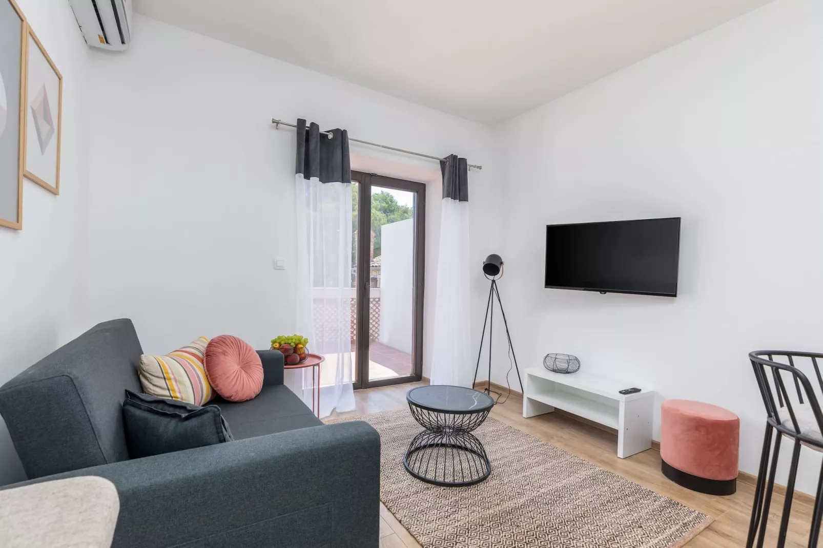 Lovely Apartment Marceta with Shared Pool (2)-Woonkamer
